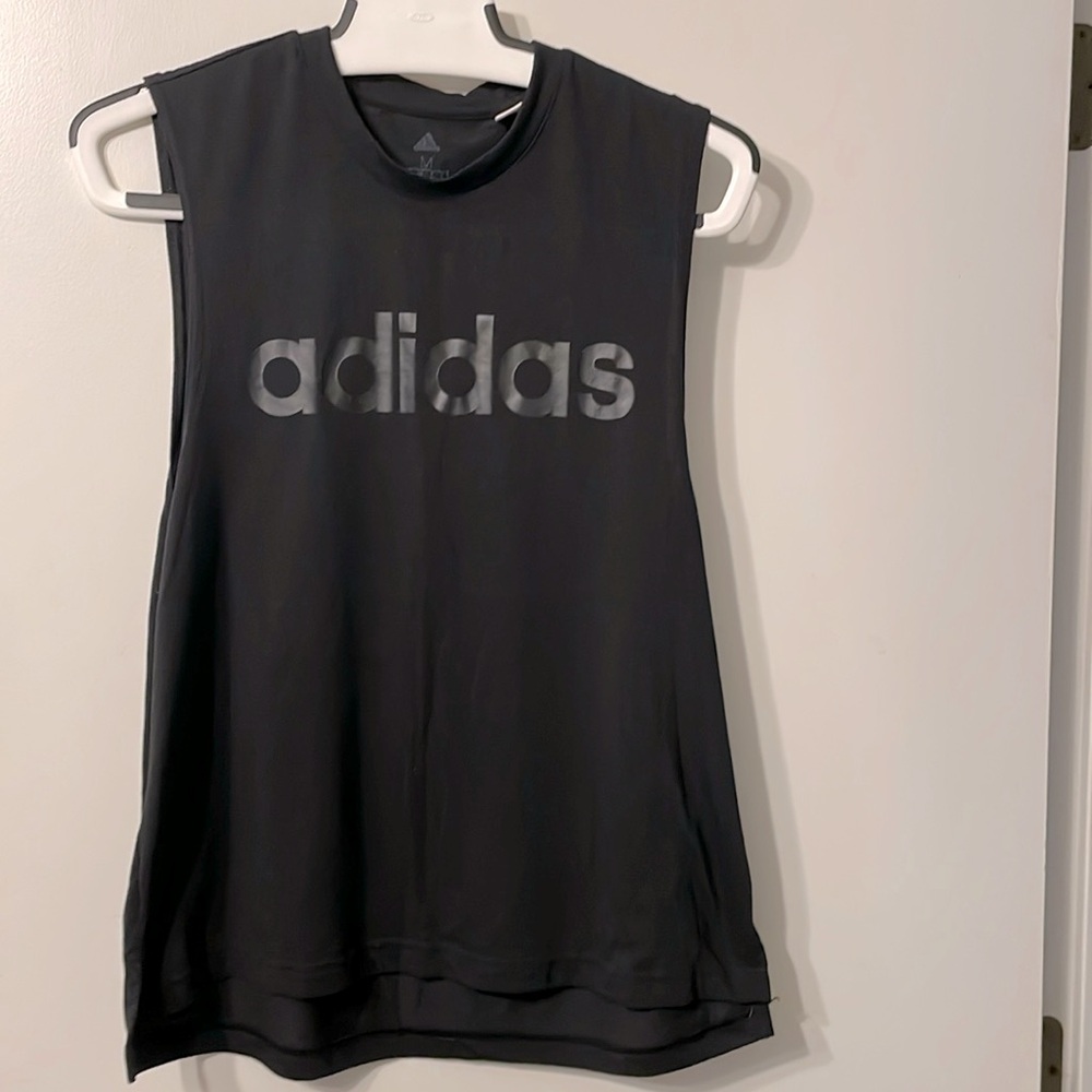 Women’s muscle tank, size M